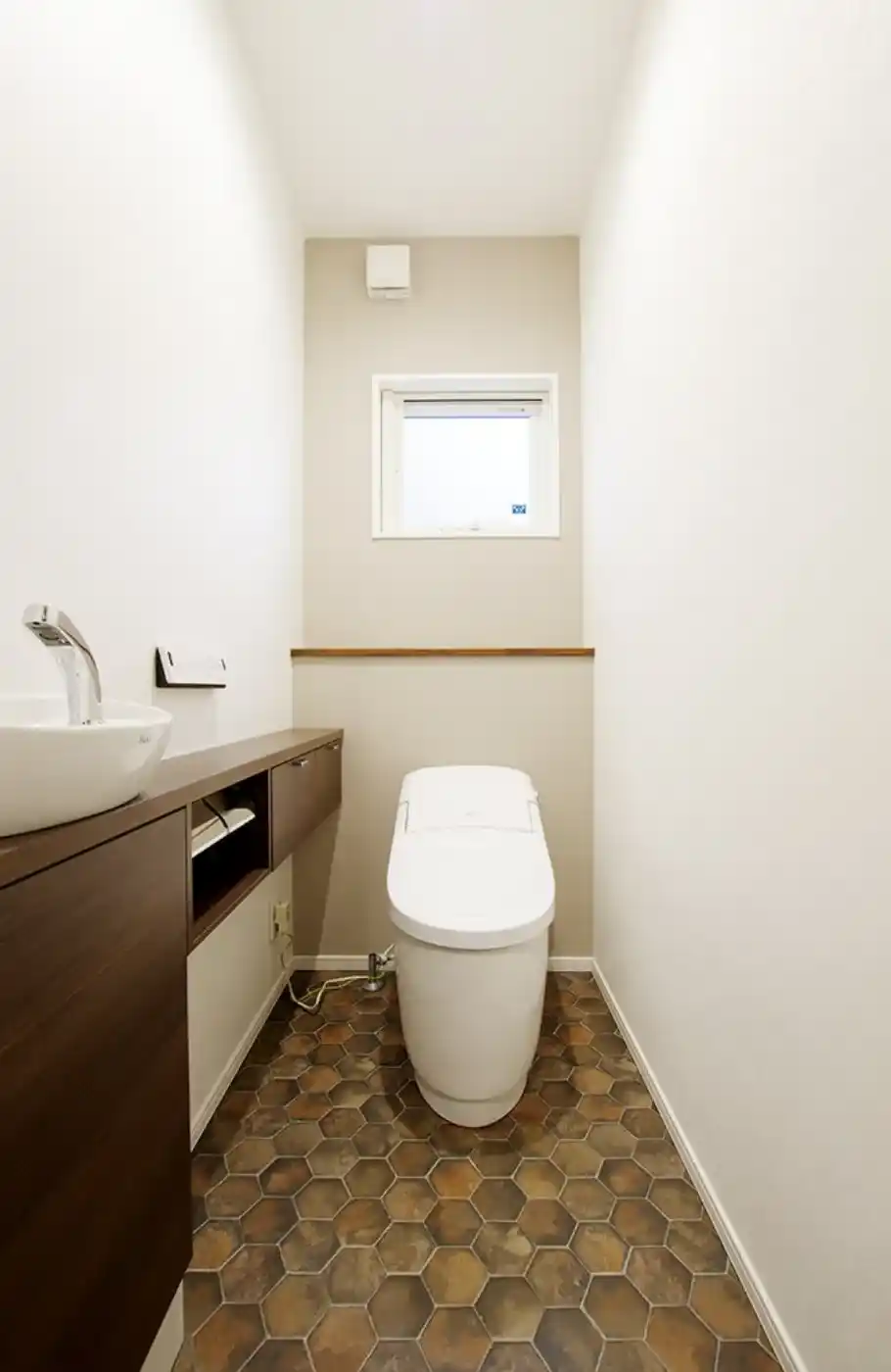 手洗い場を横に設置した手が洗いやすいトイレ