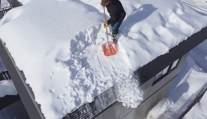 雪下ろしをスムーズにする下屋屋根