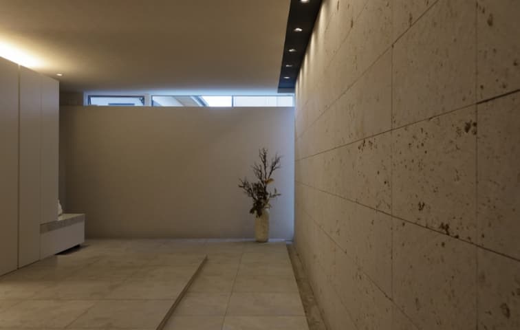 長岡市緑町モデルハウスの広々エントランスホール