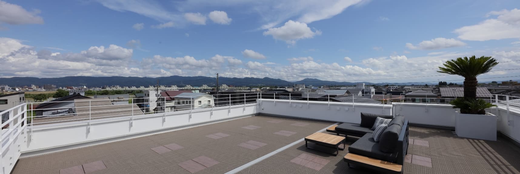 長岡市緑町モデルハウスの長岡の空とつながる、プライベートテラス